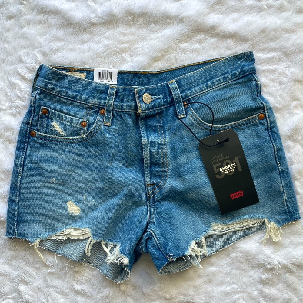 NWT Levi’s Light Wash 501 Mid-Rise Denim Shorts